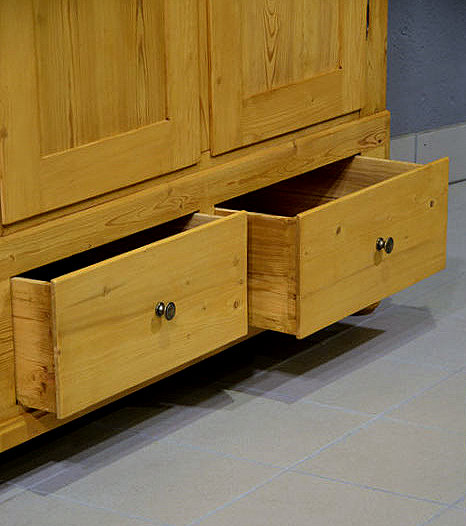 2. Detailansicht des Weichholzschrankes aus dem Biedermeier Schubladenbereich