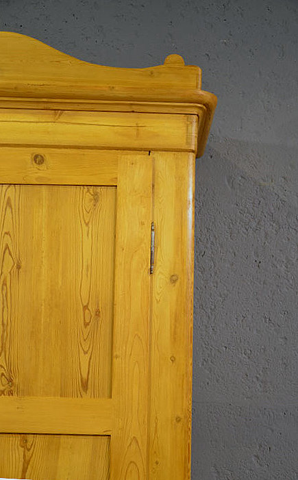 4. Detailansicht des Biedermeier Kleiderschrankes mit Krone