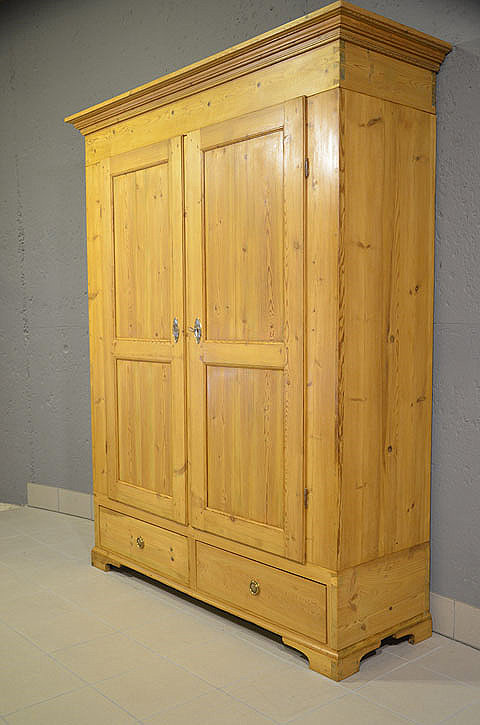 1. Seitenansicht, seitliche Ansicht des restaurierten Kleiderschrankes aus dem Biedermeier