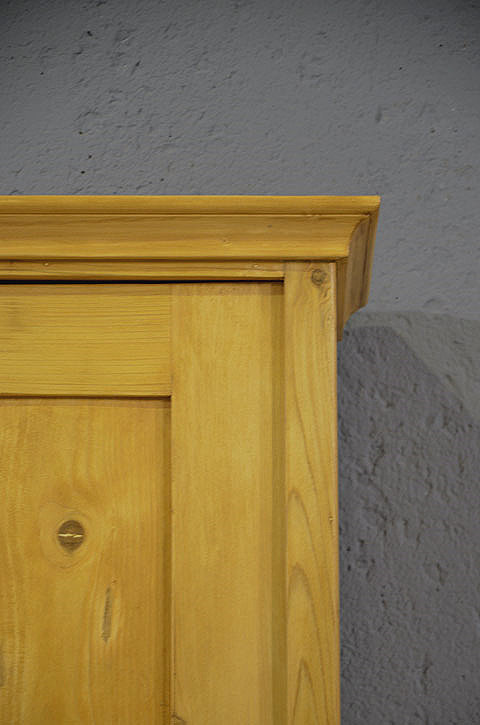 2. Detailansicht des Jugendstil Kleiderschrankes oben rechts