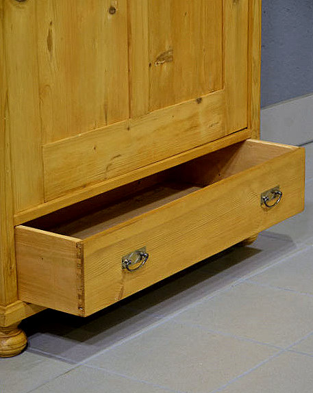 3. Detailansicht des restaurierten Kleiderschrankes mit geöffneter Schublade