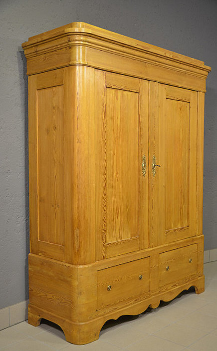 Dielenschrank aus dem Biedermeier, Seitenansicht