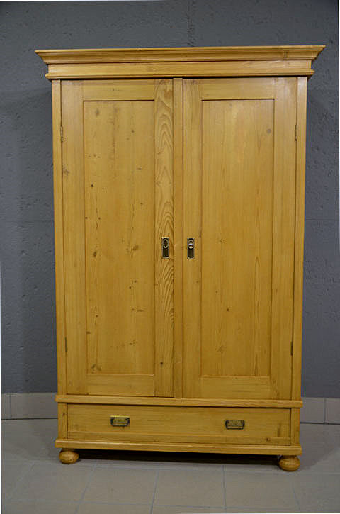 Frontansicht antiker Kleiderschrank mit handgewachster Oberfläche 