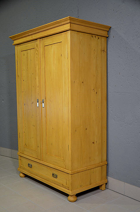 1, Seitenansicht des antiken Kleiderschrankes aus dem Jugendstil