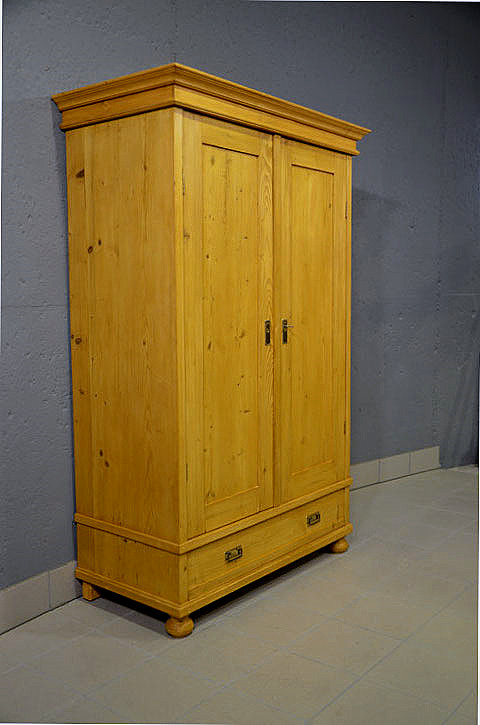 2. Seitenansicht des restaurierten Jugendstil Kleiderschrankes