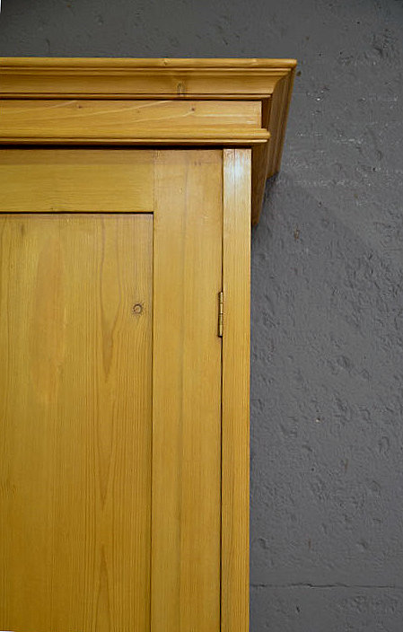 2. Detailansicht des zerlegbaren Schrankes aus dem Jugendstil oben rechts