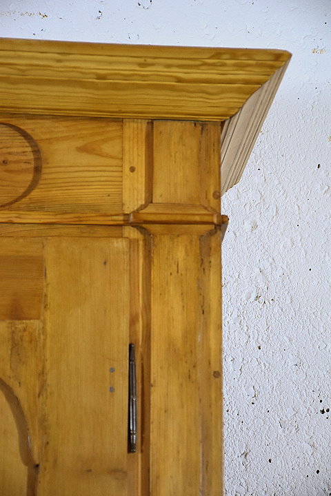 Biedermeierkleiderschrank in Kiefer, Detailansicht 