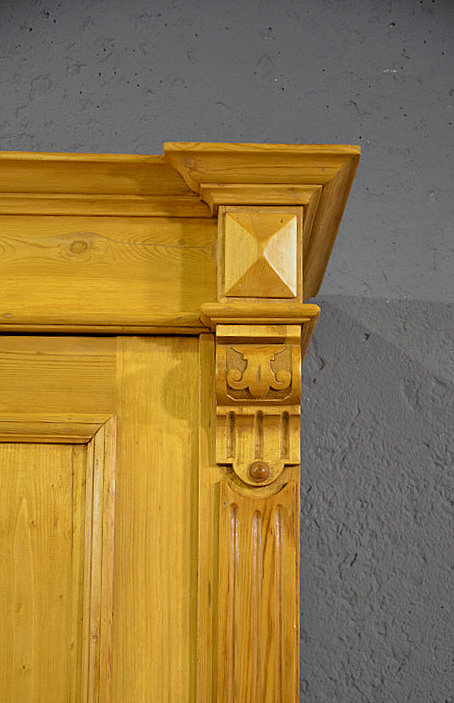 Gründerzeit-Kleiderschrank, Detailansicht