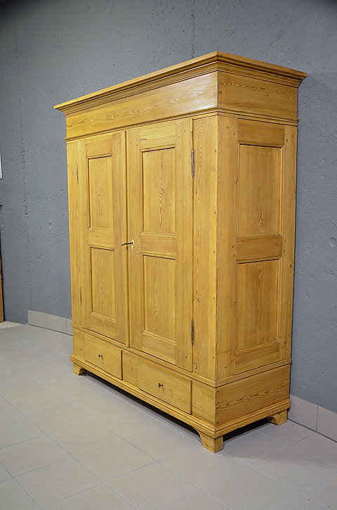 Biedermeier-Kleiderschrank, Seitenansicht