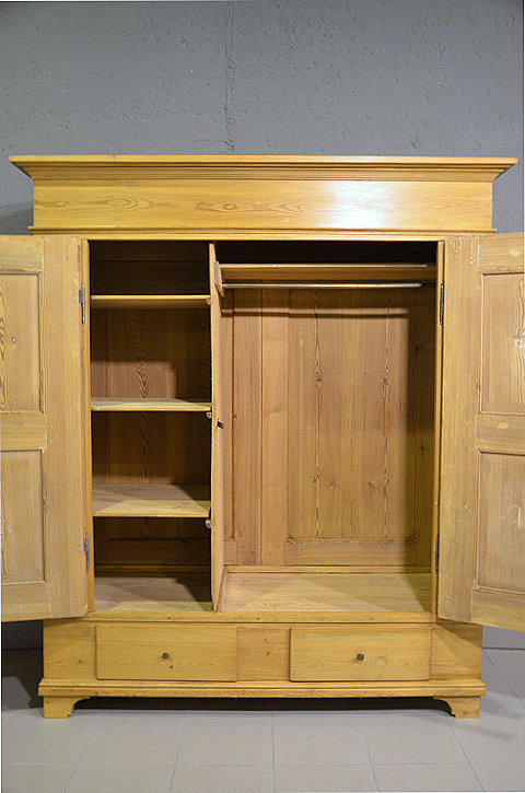 Biedermeier-Kleiderschrank, Innenansicht