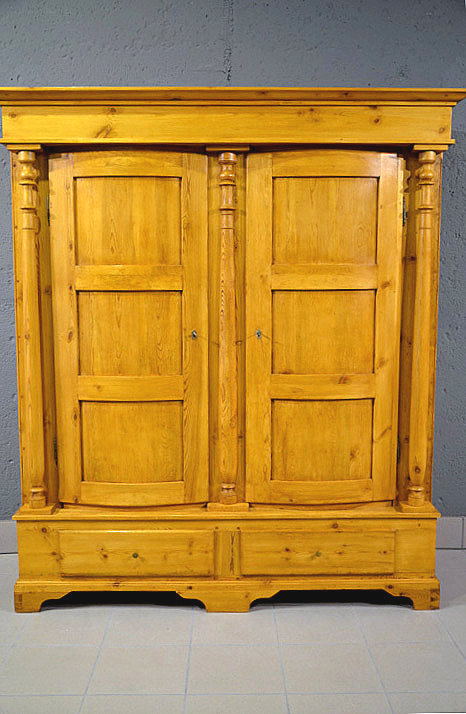 Antiker Gründerzeit Kleiderschrank Roskildeschrank aus Dänemark, massive Kiefer, restauriert, zerlegbar, mit bauchigen Türen und drei Säulen, Frontansicht.
