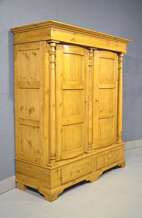 Linke Seitenansicht des Roskildeschrankes aus der Gründerzeit, massive Kiefer, restauriert, mit Kassettenfüllungen in den Seitenteilen.