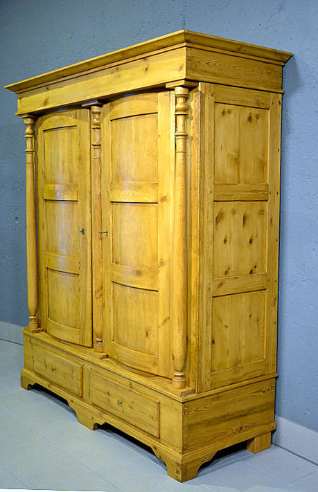 Seitliche Aufnahme des Roskildeschranks mit geöffneten Schubladen aus der Gründerzeit um 1880, zerlegbar, restauriert, massive Kiefer.