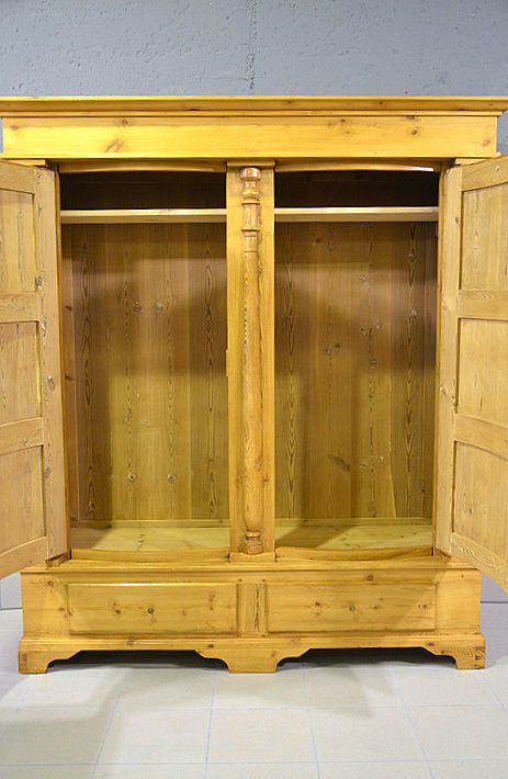 Rechte Seitenansicht des antiken Roskildeschrankes um 1880, Gründerzeit, aus massiver Kiefer, restauriert mit harmonischer Linienführung.