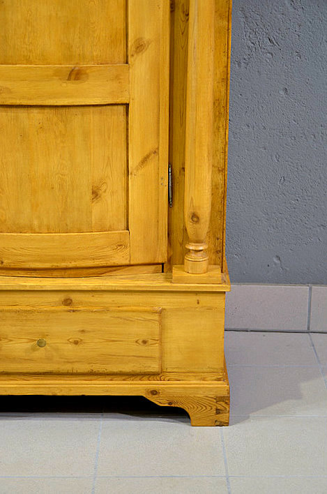 Innenansicht des Roskildeschrankes aus der Gründezreit, mit durchgehender Hutablage und einer optimalen Bügeltiefe von 51 cm