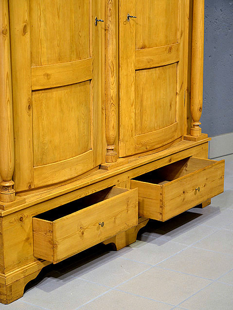 Detailaufnahme der gedrechselten Säule im oberen Bereich des Roskildeschrankes aus Dänemark, massive Kiefer, zerlegbar, restauriert.