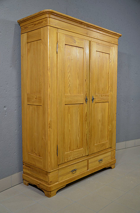 Kleiderschrank aus dem Biedermeier, Seitenansicht