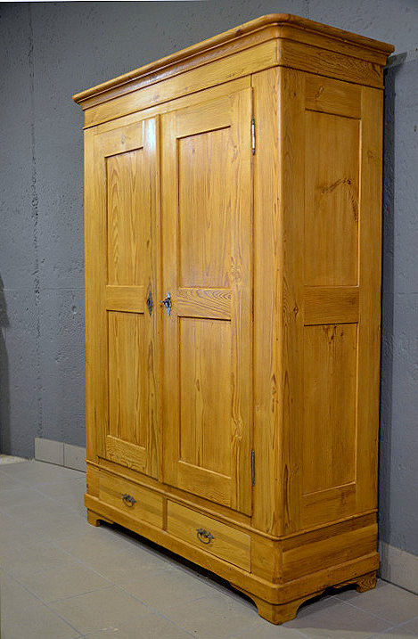 Kleiderschrank aus dem Biedermeier, Seitenansicht