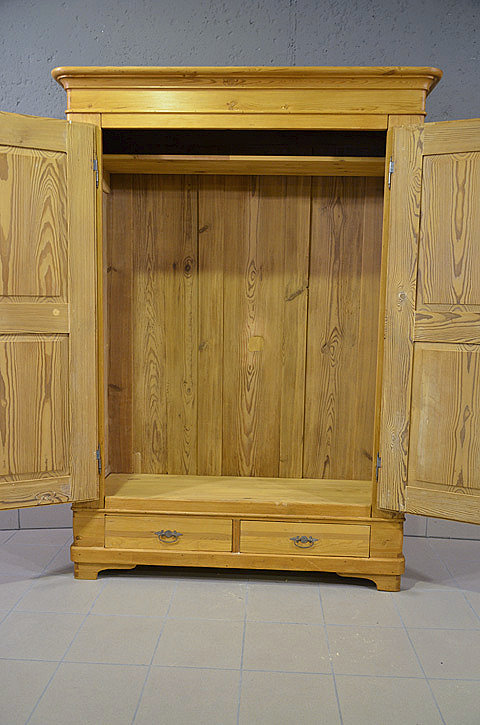 Kleiderschrank aus dem Biedermeier, Innenansicht