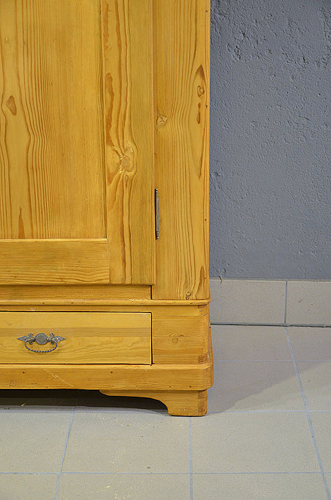 Kleiderschrank aus dem Biedermeier, Detailansicht