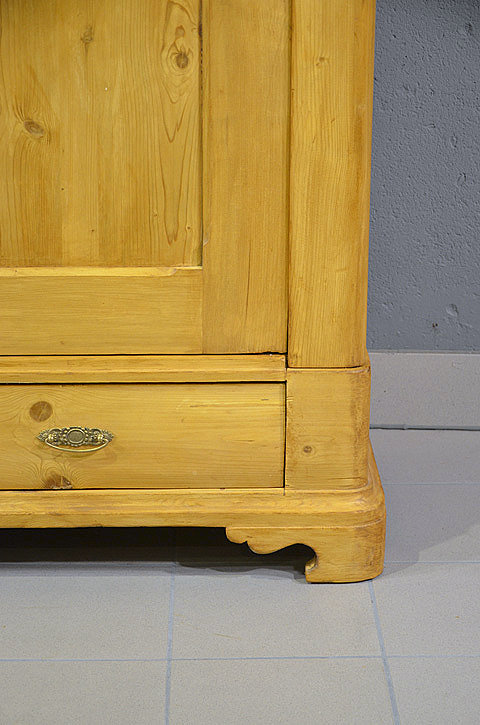 Biedermeier-Kleiderschrank mit 2 Türen, Detailansicht