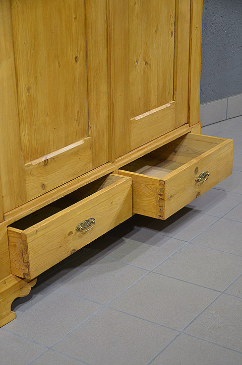 Biedermeier-Kleiderschrank mit 2 Türen, Detailansicht