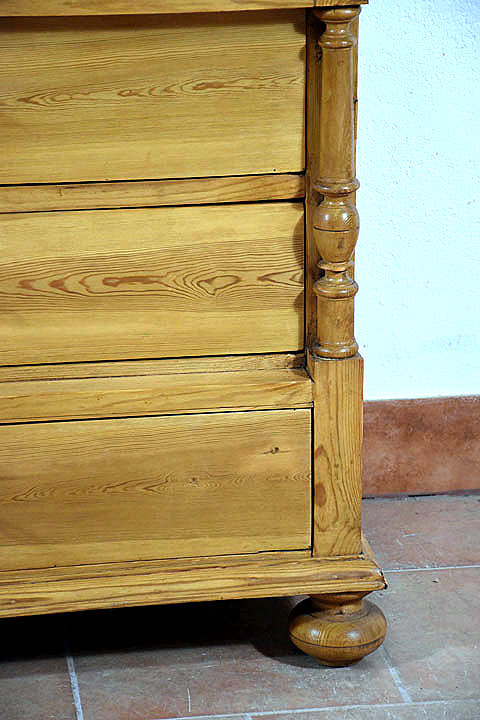 Detailansicht der schoen gedrechselten Halbsaeulen, die die mittleren Schubladen flankieren. Praegendes Gruenderzeit Element. Lieferung deutschlandweit und Besichtigung in Bargfeld Stegen moeglich.