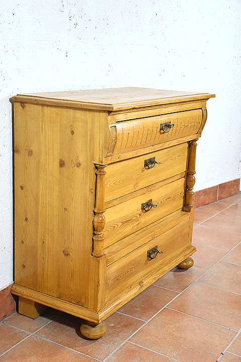 Linke Seitenansicht der antiken Gruenderzeit Kommode mit klarer Linienfuehrung und ausgewogenen Proportionen. Massive Kiefer, wohnfertig restauriert. Lieferung deutschlandweit und Besichtigung in Bargfeld Stegen moeglich.