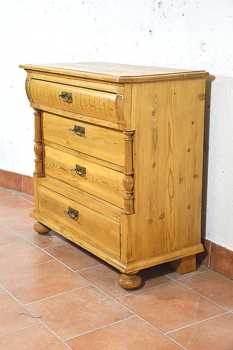 Rechte Seitenansicht der stilvollen Kommode aus der Gruenderzeit um 1880 mit ruhiger Ausstrahlung. Massive Kiefer im Honigton. Persoenliche Lieferung deutschlandweit und Besichtigung in Bargfeld Stegen moeglich.