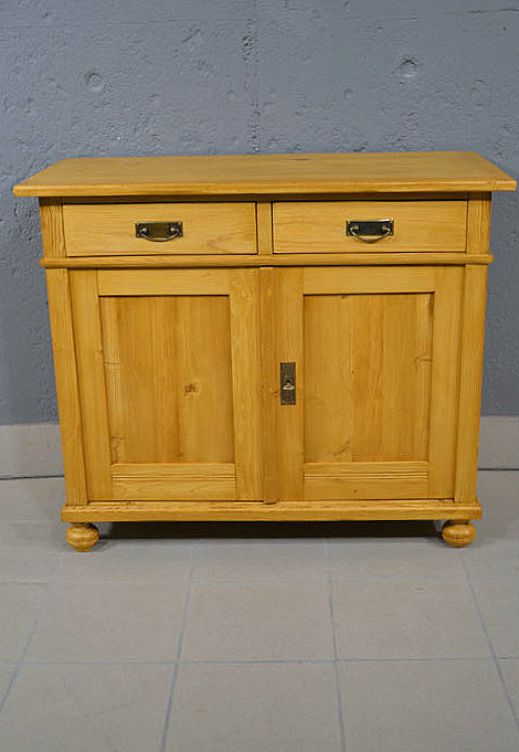 Frontansicht des antiken Jugendstil Halbschranks aus massivem Kiefernholz im warmen Honigton. Wir liefern zuverlässig, kostengünstig und persönlich – deutschlandweit bis in Ihr Zuhause. Nach Terminvereinbarung Besichtigung im Möbellager in Bargfeld-Stegen