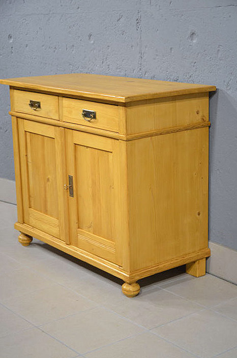 Rechte Seitenansicht des antiken Jugendstil Halbschranks aus massivem Kiefernholz. Mit Hinweis auf persönliche Lieferung und Besichtigung in Bargfeld-Stegen.