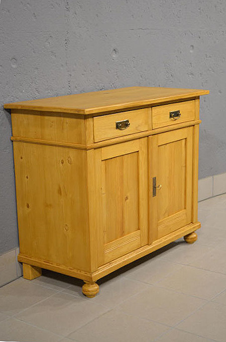 Linke Seitenansicht des restaurierten Halbschranks aus Kiefer im warmen Honigton. Wir liefern zuverlässig, kostengünstig und persönlich – deutschlandweit bis in Ihr Zuhause. Nach Terminvereinbarung Besichtigung möglich.