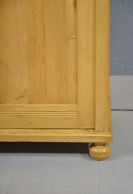 Detailansicht der Türprofile mit zarten Verzierungen. Persönliche Lieferung deutschlandweit & Besichtigung möglich.