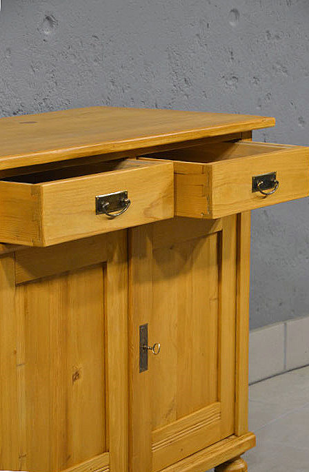 Schublade geöffnet mit Blick auf die Innenverarbeitung. Persönliche Lieferung deutschlandweit und Besichtigung nach Terminvereinbarung.