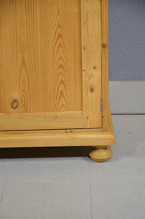 Detailaufnahme des Fussbereichs des Jugendstil Halbschranks aus Kiefer. Wir liefern zuverlässig, kostengünstig und persönlich – deutschlandweit bis in Ihr Zuhause. Nach Terminvereinbarung können Sie dieses Möbelstück in unserem Möbellager in Bargfeld-Stegen besichtigen.