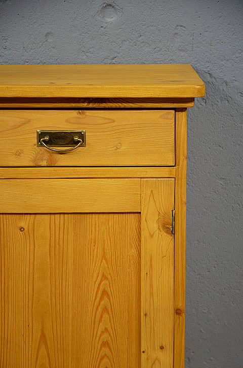 Oberteil des antiken Halbschranks im warmen Honigton aus Kiefer. Wir liefern zuverlässig, kostengünstig und persönlich – deutschlandweit bis in Ihr Zuhause. Nach Terminvereinbarung können Sie dieses Möbelstück in unserem Möbellager in Bargfeld-Stegen besichtigen.