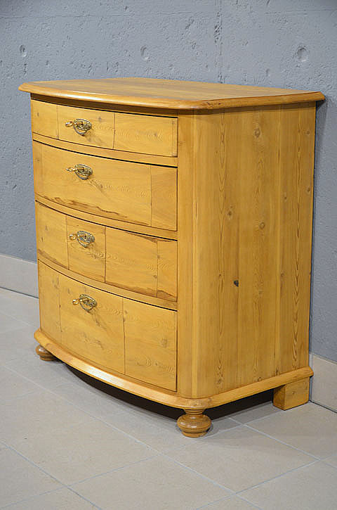 Rechte Seitenansicht der restaurierten Jugendstil Kommode aus Kiefer mit charaktervoller Front. Wir liefern zuverlässig, kostengünstig und persönlich – deutschlandweit bis in Ihr Zuhause. Nach Terminvereinbarung können Sie dieses Möbelstück in unserem Möbellager in Bargfeld-Stegen besichtigen.