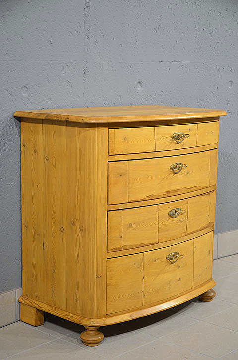 Linke Seitenansicht der antiken Kiefer Kommode aus dem Jugendstil, restauriert im warmen Honigton. Wir liefern zuverlässig, kostengünstig und persönlich – deutschlandweit bis in Ihr Zuhause. Nach Terminvereinbarung können Sie dieses Möbelstück in unserem Möbellager in Bargfeld-Stegen besichtigen.