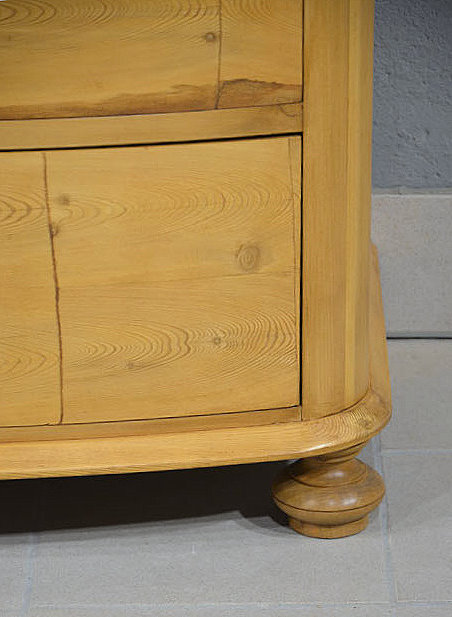 Detailaufnahme des Fußbereichs der Jugendstil Kommode aus Kiefer. Wir liefern zuverlässig, kostengünstig und persönlich – deutschlandweit bis in Ihr Zuhause. Nach Terminvereinbarung können Sie dieses Möbelstück in unserem Möbellager in Bargfeld-Stegen besichtigen.