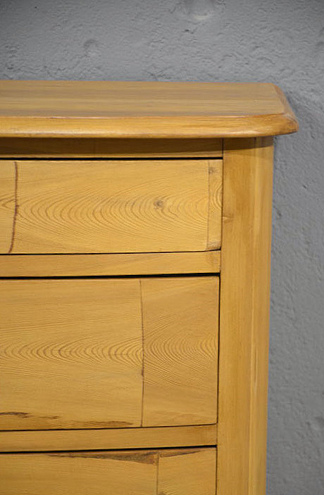 Oberteil der antiken Jugendstil Kommode aus Kiefer im warmen Honigton. Wir liefern zuverlässig, kostengünstig und persönlich – deutschlandweit bis in Ihr Zuhause. Nach Terminvereinbarung können Sie dieses Möbelstück in unserem Möbellager in Bargfeld-Stegen besichtigen