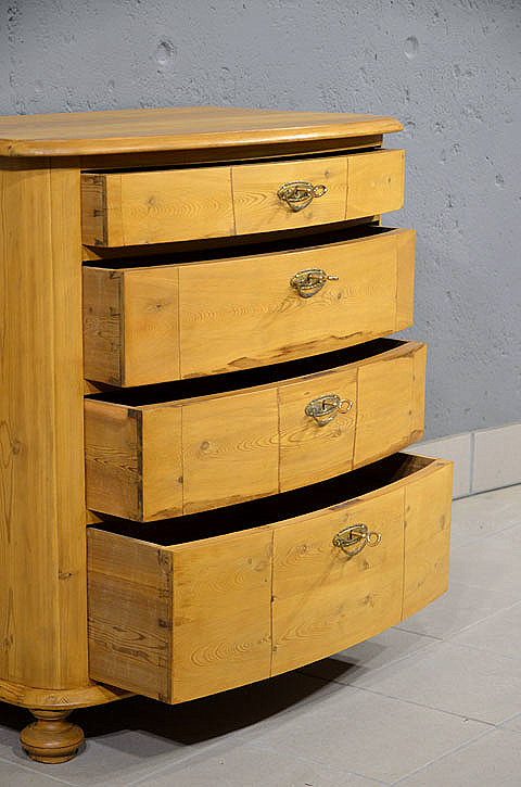 Geöffnete Schublade der antiken Kommode mit bauchiger Form und originaler Schlosstechnik. Wir liefern zuverlässig, kostengünstig und persönlich – deutschlandweit bis in Ihr Zuhause. Nach Terminvereinbarung können Sie dieses Möbelstück in unserem Möbellager in Bargfeld-Stegen besichtigen.