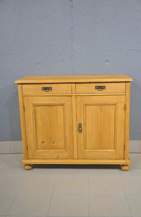 Antiker Jugendstil Halbschrank aus massiver Kiefer in warmem Honigton. Restauriert und wohnfertig. Zwei Schubladen und Türen mit Stauraum. Wir liefern zuverlässig, kostengünstig und persönlich – deutschlandweit bis in Ihr Zuhause. Nach Terminvereinbarung Besichtigung in unserem Möbellager in Bargfeld-Stegen möglich.