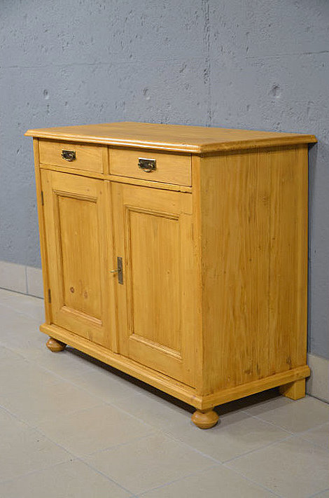 Rechte Seitenansicht des restaurierten Jugendstil Halbschranks. Honigfarbener Ton und zeitloser Charakter. Persönliche Lieferung & Besichtigung möglich.