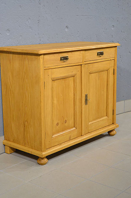 Linke Seitenansicht des antiken Jugendstil Halbschranks aus massiver Kiefer. Wohnfertig restauriert und vielseitig einsetzbar. Persönliche Lieferung deutschlandweit und Besichtigung nach Termin in Bargfeld-Stegen.