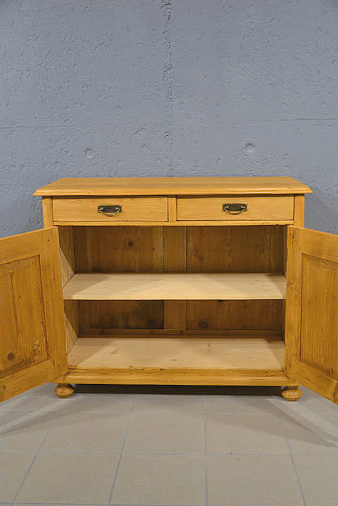 Innenbereich des Jugendstil Halbschranks mit einem durchgehenden Einlegeboden für Stauraum. Restauriert, sauber und sofort nutzbar. Lieferung & Besichtigung in Bargfeld-Stegen.