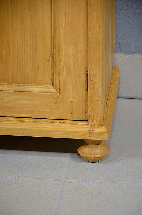 Unterer Bereich der Türen mit durchgehendem Einlegeboden im Inneren. Massiv, gepflegt und wohnfertig. Persönliche Lieferung & Besichtigung.