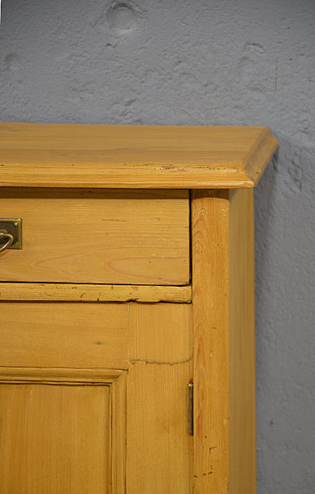 Oberer Bereich mit zwei großen Schubladen und praktischen Griffbeschlägen. Restaurierter antiker Jugendstil Halbschrank. Lieferung & Besichtigung deutschlandweit möglich.