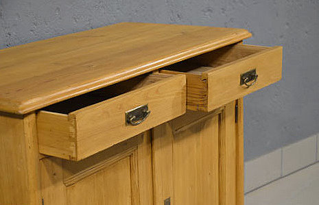 Seitliche Ansicht mit geöffneten Schubladen. Praktisch, vielseitig einsetzbar und restauriert. Lieferung deutschlandweit & Besichtigung in Bargfeld-Stegen.