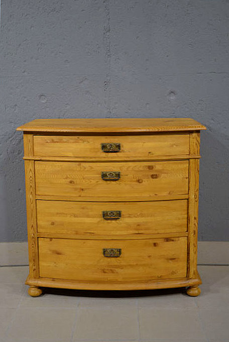 Frontansicht antike restaurierte Jugendstil Kommode aus D&auml;nemark aus massiver Kiefer mit vier bauchigen verschliessbaren Schubladen im warmen Honigton. Wir liefern zuverl&auml;ssig, kosteng&uuml;nstig und pers&ouml;nlich &ndash; deutschlandweit bis in Ihr Zuhause. Nach Terminvereinbarung k&ouml;nnen Sie dieses M&ouml;belst&uuml;ck gerne in unserem M&ouml;bellager in Bargfeld-Stegen besichtigen.