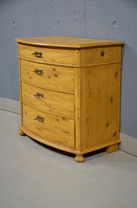 Rechte Seitenansicht der restaurierten antiken Kommode im Jugendstil aus massivem Kiefernholz mit ausgewogenen Proportionen. Wir liefern zuverl&auml;ssig, kosteng&uuml;nstig und pers&ouml;nlich &ndash; deutschlandweit bis in Ihr Zuhause. Nach Terminvereinbarung k&ouml;nnen Sie dieses M&ouml;belst&uuml;ck gerne in unserem M&ouml;bellager in Bargfeld-Stegen besichtigen